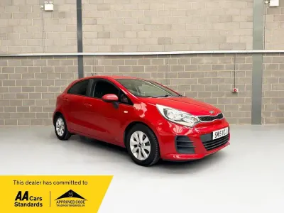 Begagnad Kia Rio 2015 Röd Halvkombi