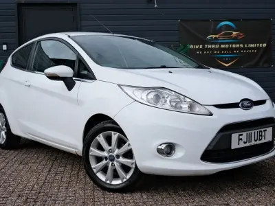 Używany Ford Fiesta Zetec 82 KM (60 kW) 2011 Biały Hatchback