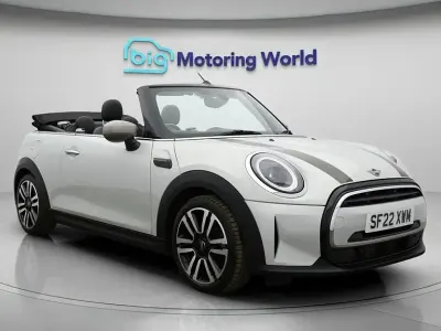 Usado Mini Cooper Cabriolet Exclusive 136 HP (100 kW) 2022 Prateado Cabrios