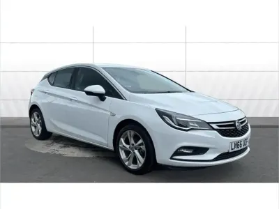 Used Vauxhall Astra SRi 100 HP (73 kW) 2017 White Hatchback