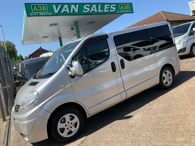 Usado Renault Trafic 115 HP (84 kW) 2013 Prateado Monovolume