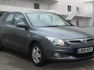Usado Hyundai i30 Comfort 109 CV (80 kW) 2009 Gris Utilitario