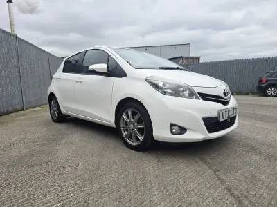 Begagnad Toyota Yaris SR 99 HK (72 kW) 2012 Vit Halvkombi