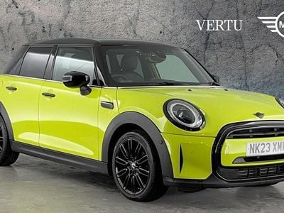 Usado Mini Cooper Exclusive 136 CV (100 kW) 2022 Amarillo Utilitario