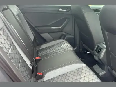Używany VW T-Roc R-line 150 KM (110 kW) 2024 Czerwony SUV