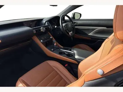 Begagnad Lexus RC300h 223 HK (164 kW) 2019 Röd Sportkupé