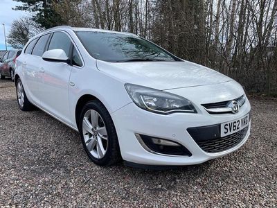 Used Vauxhall Astra SRi 115 HP (84 kW) 2012 White Estate