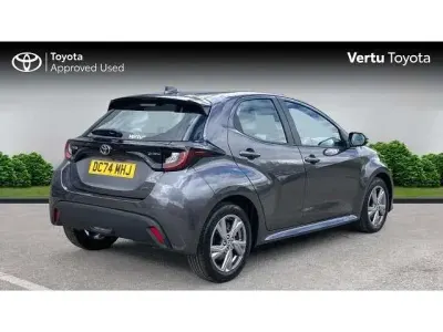 Używany Toyota Yaris Hybrid 116 KM (85 kW) 2024 Szary Hatchback