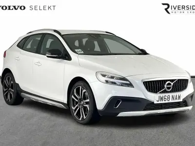 Used Volvo V40 Pro 120 HP (88 kW) 2018 Crystal white Hatchback