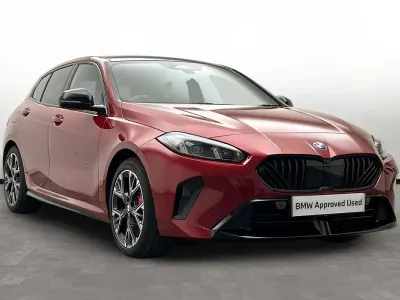Begagnad BMW 120 M Sport 168 HK (123 kW) 2025 Röd Halvkombi