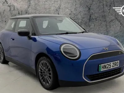 Usado Mini Cooper SE Hatch 158 kW (215 CV) 2025 Azul Utilitario