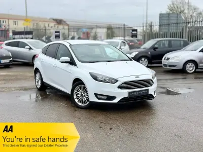 Begagnad Ford Focus Zetec 120 HK (88 kW) 2017 Vit Halvkombi