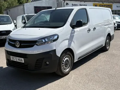 Second-hand Vauxhall Vivaro 100 CP (73 kW) 2022 Alb Monovolum