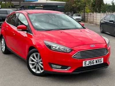 Used Ford Focus Titanium 125 HP (91 kW) 2016 Red Hatchback