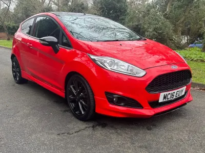 Usado Ford Fiesta Zetec 140 HP (102 kW) 2016 Vermelho Citadino