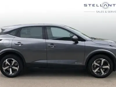 Begagnad Nissan Qashqai Acenta Premium 187 HK (137 kW) 2023 Grå SUV
