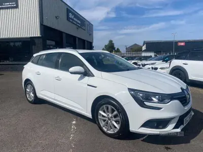Used Renault Mégane GrandTour Play 140 HP (102 kW) 2019 White Estate