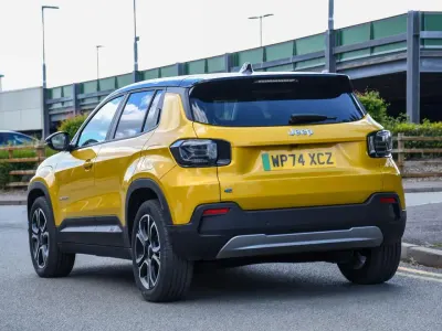 Begagnad Jeep Avenger EV Summit 113 kW (154 HK) 2024 Gul SUV