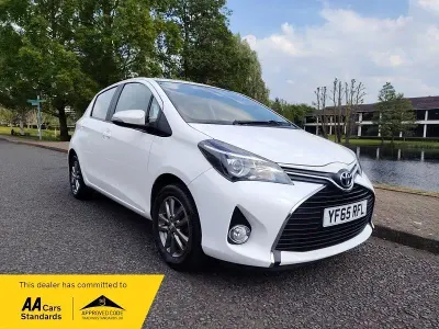 Używany Toyota Yaris 99 KM (72 kW) 2015 Biały Hatchback