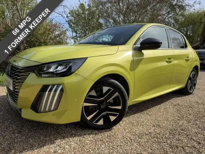 Second-hand Peugeot 208 Allure 100 CP (73 kW) 2024 Galben Hatchback
