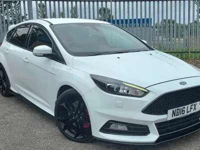 Used Ford Focus ST 250 HP (183 kW) 2016 White Hatchback