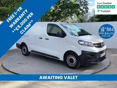 Second-hand Vauxhall Vivaro 100 CP (73 kW) 2024 Alb Monovolum