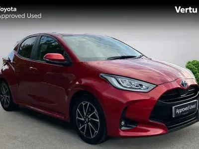 Usado Toyota Yaris Hybrid Design 116 HP (85 kW) 2026 Citadino