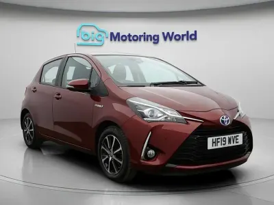Second-hand Toyota Yaris Hybrid 100 CP (73 kW) 2019 Roșu Hatchback