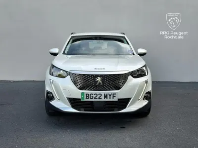 Używany Peugeot e-2008 Allure Premium 100 kW (136 KM) 2022 Biały SUV