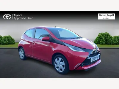 Begagnad Toyota Aygo X-play 70 HK (51 kW) 2017 Röd Halvkombi