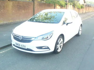 Used Vauxhall Astra SRi 150 HP (110 kW) 2016 White Hatchback