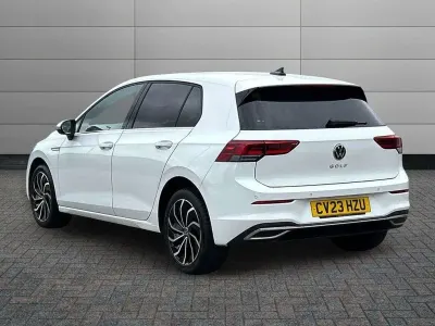 Second-hand VW Golf VIII Edition 130 CP (95 kW) 2023 Alb Hatchback