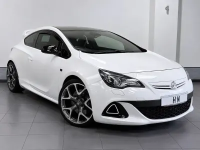 Used Vauxhall Astra GTC S 280 HP (205 kW) 2012 White Coupe