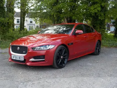 Używany Jaguar XE R-Sport 180 KM (132 kW) 2015 Czerwony Sedan/Limuzyna
