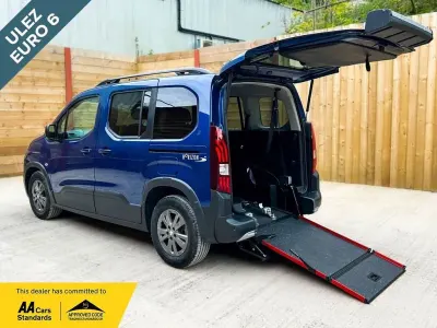 Usado Peugeot Rifter Access 131 HP (96 kW) 2023 Azul Monovolume