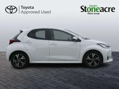 Second-hand Toyota Yaris Hybrid Design 113 CP (83 kW) 2024 Alb Hatchback