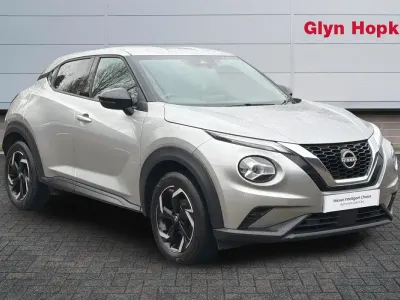 Usado Nissan Juke N-Connecta 114 HP (83 kW) 2023 Prateado SUV