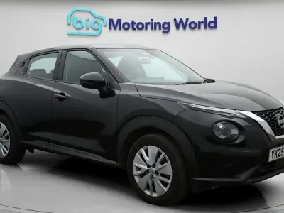 Usado Nissan Juke Acenta Premium 114 HP (83 kW) 2025 Preto SUV