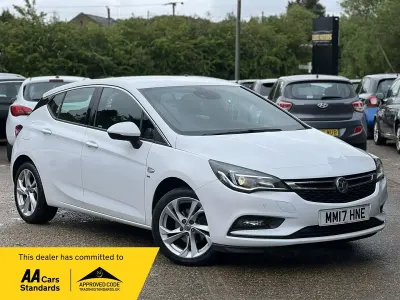 Used Vauxhall Astra SRi 105 HP (77 kW) 2017 White Hatchback