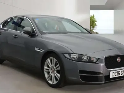 Używany Jaguar XE Prestige 180 KM (132 kW) 2016 Szary Sedan/Limuzyna