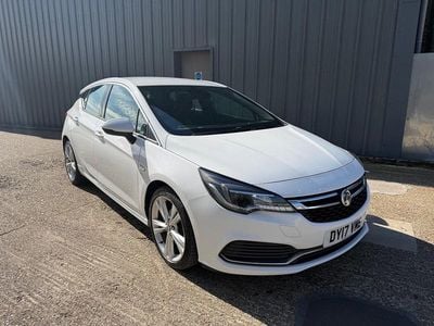 Used Vauxhall Astra SRi 150 HP (110 kW) 2017 White Hatchback
