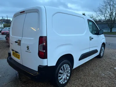 Begagnad Peugeot Partner 131 HK (96 kW) 2020 Vit Minibuss
