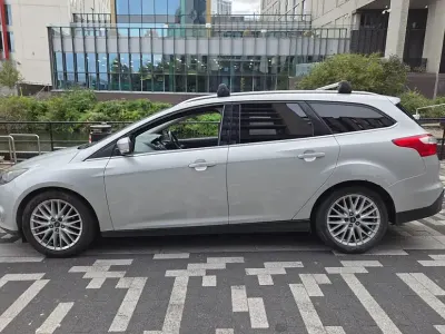 Used Ford Focus Zetec 113 HP (83 kW) 2012 Silver Estate