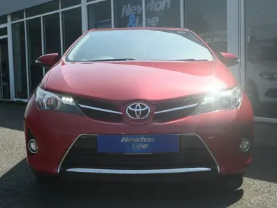 Used Toyota Auris Multidrive S 132 HP (97 kW) 2013 Red Hatchback
