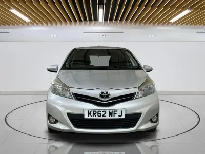 Używany Toyota Yaris Trend 101 KM (74 kW) 2012 Srebrny Hatchback