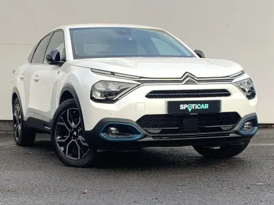 Begagnad Citroën e-C4 Shine 100 kW (136 HK) 2023 Vit Sedan