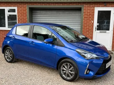Używany Toyota Yaris 111 KM (81 kW) 2017 Niebieski Hatchback