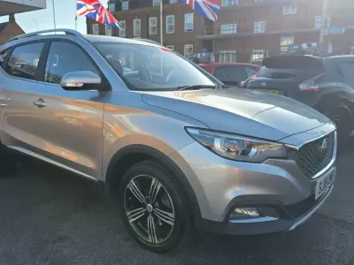 Käytetty MG ZS Exclusive 111 HP (81 kW) 2018 Hopea Katumaasturi
