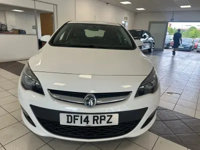 Second-hand Vauxhall Astra Excite 2014 Alb Hatchback