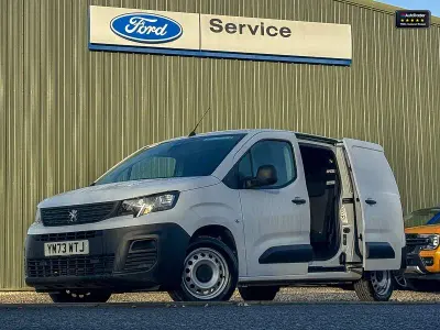 Begagnad Peugeot Partner Premium 131 HK (96 kW) 2023 Vit Minibuss